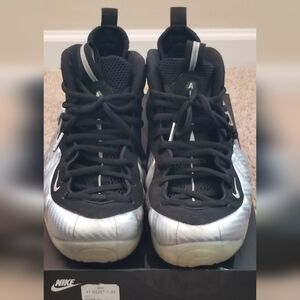 Mens Size 11 Nike Silver and Black Foamposite Basketball Shoes